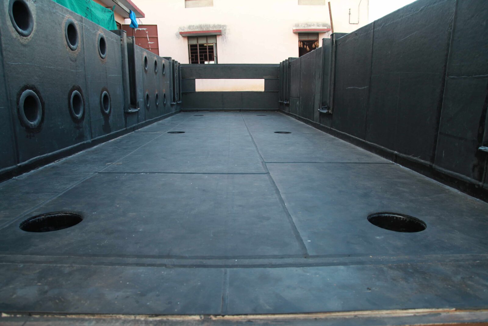 Rubber-lined tank interior
