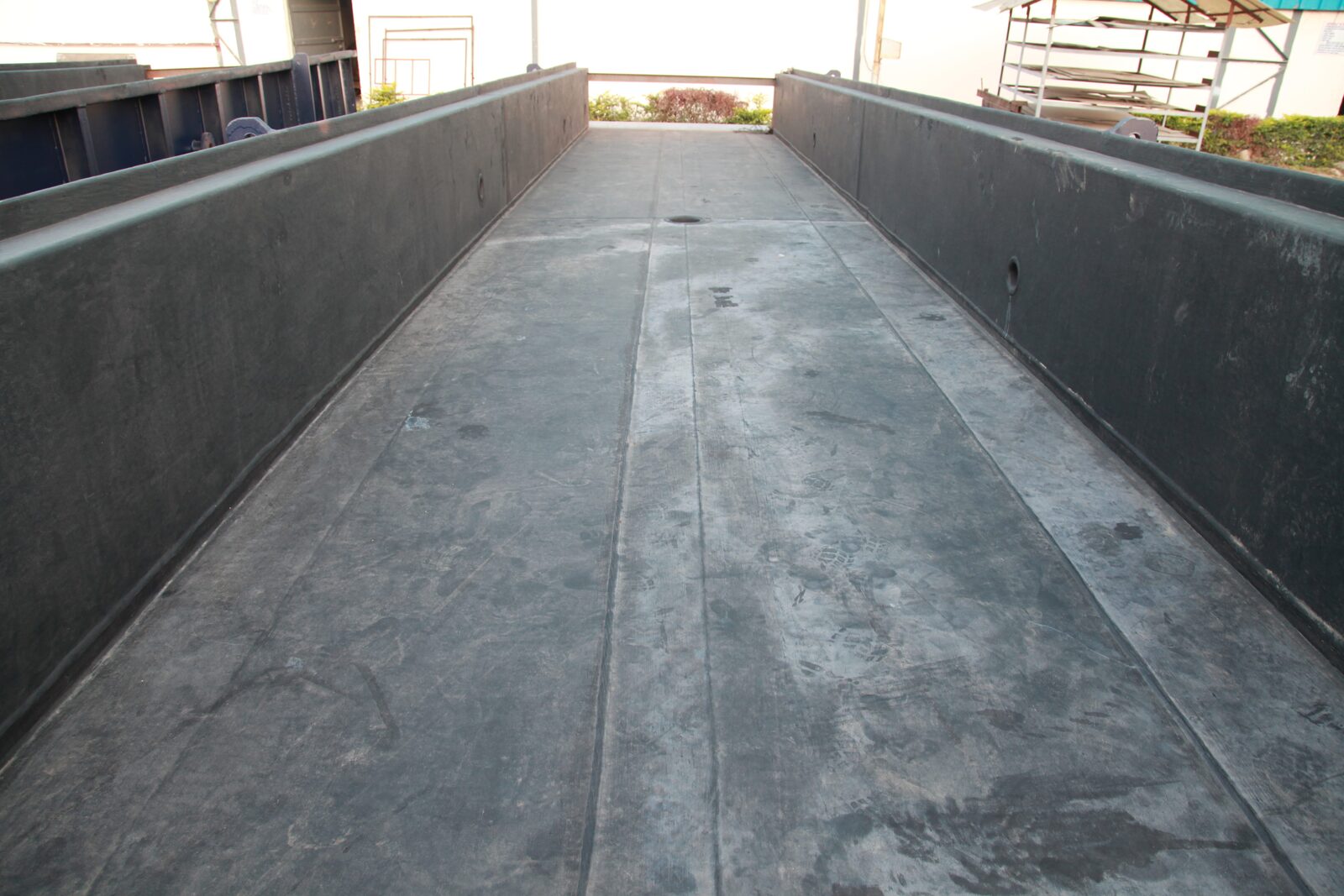 Rubber-lined tank interior