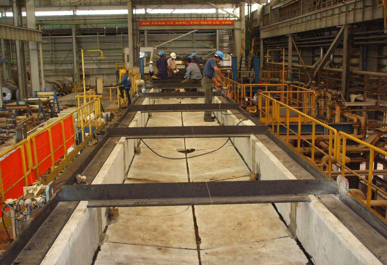 Sealant application on granite pickling tank blocks
