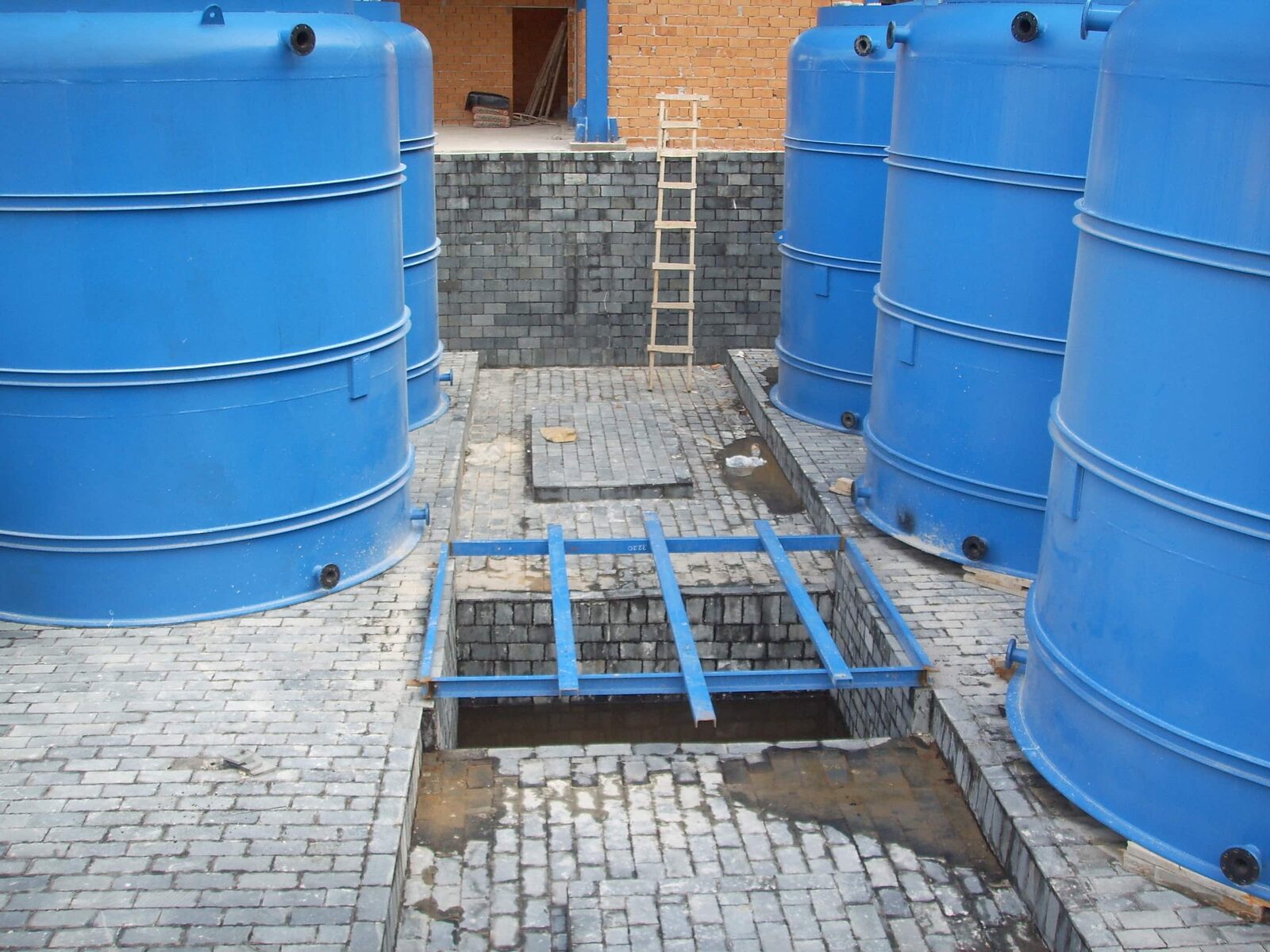 Acid proof granite tile lining under installation