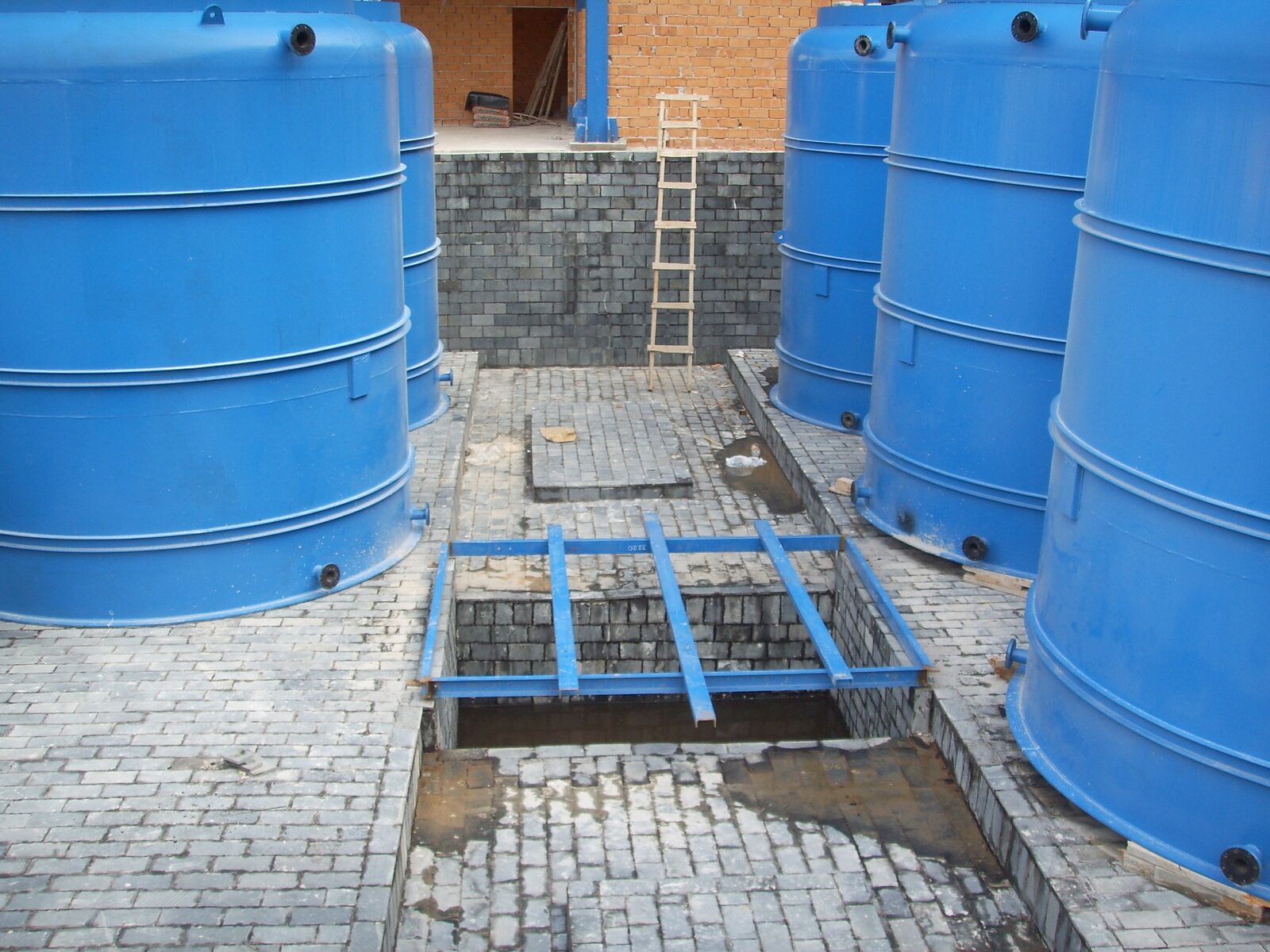 Acid proof granite tile lining under installation